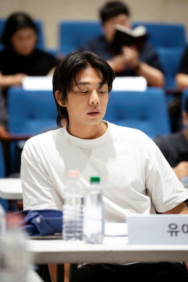 Yoo Ah In podczas czytania scenariusza filmu Vampir w 2026 roku