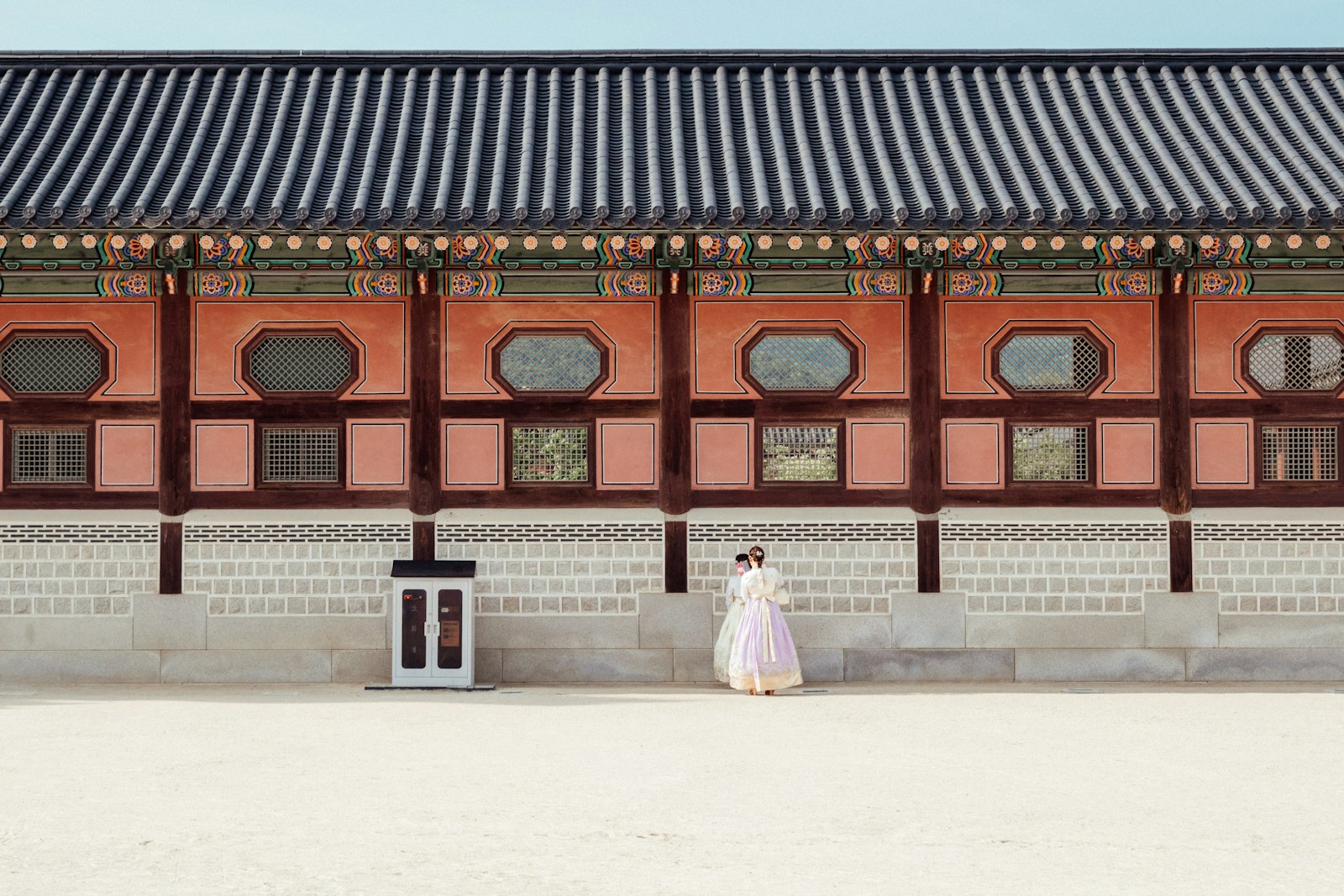 Kobiety w tradycyjnych hanbokach w Seulu – Chuseok 2026