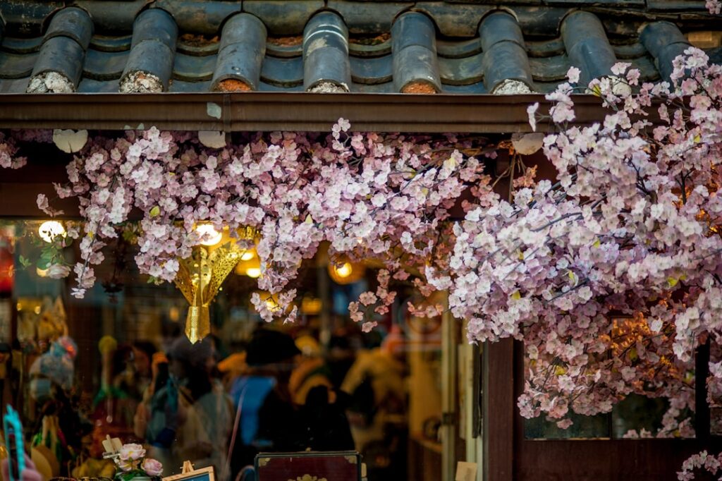 Tradycyjna koreańska architektura i krajobraz Seulu. Fot. Timothy Ries / Unsplash