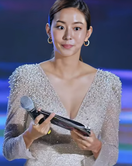 UEE (Kim Yu-jin), koreańska aktorka i wokalistka